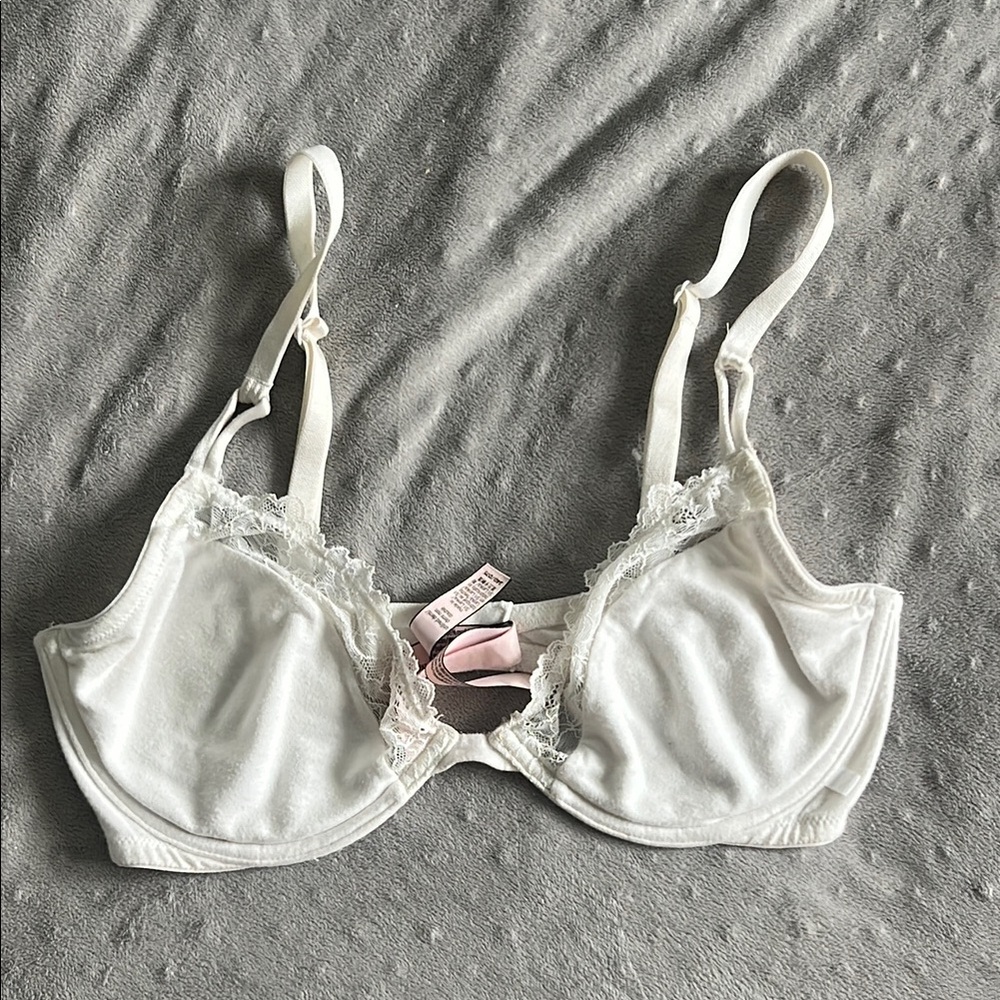 Victoria's Secret White Underwire Bra Smooth Fabric